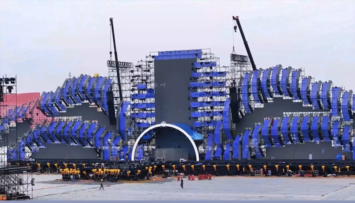 The dreamlike light on stage