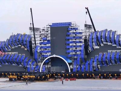 The dreamlike light on stage